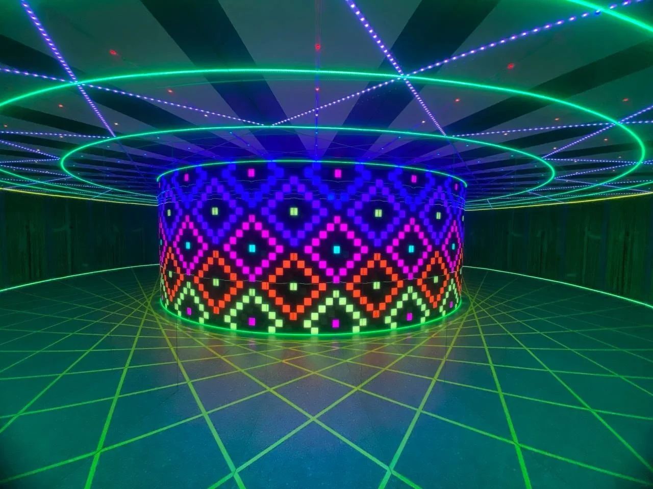 + Світ дзеркальних ілюзій