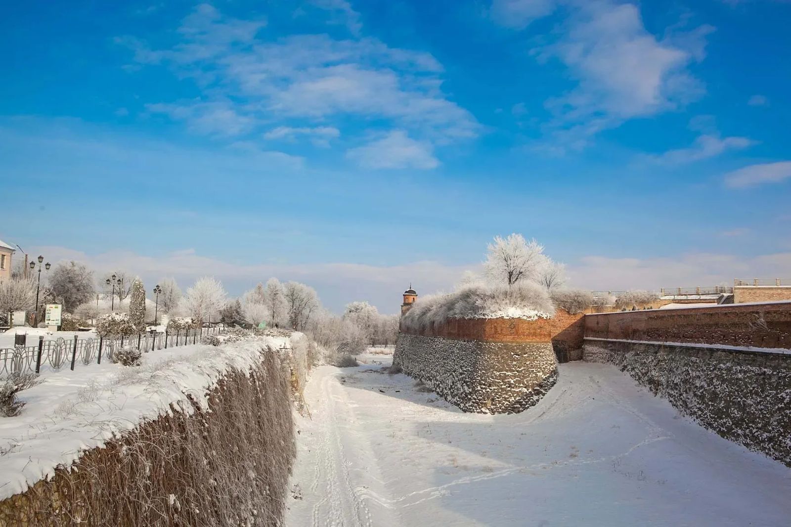 Замки, фортеці та легенди Волині Замки, фортеці та легенди Волині