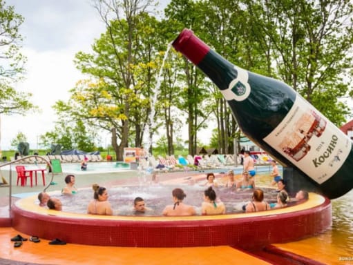 Термальні води. Замки. Вино.