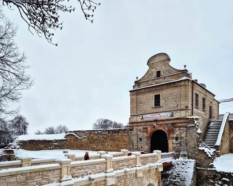 Замки, фортеці та легенди Волині