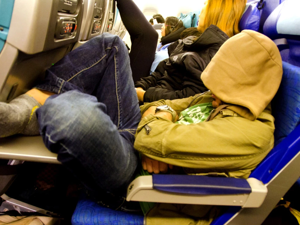 Можно ли брать пассажиров во время поездки. Спать в самолете. Спящий в самолете человек. Пассажиры в самолете спят.